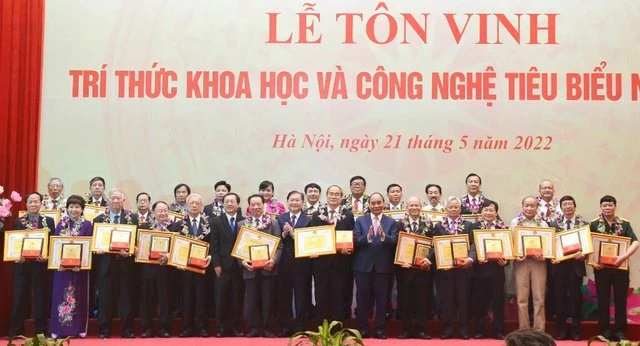 Chủ tịch nước Nguyễn Xuân Phúc; Chủ tịch Liên hiệp các Hội Khoa học và Kỹ thuật Việt Nam Phan Xuân Dũng và Bộ trưởng Bộ KH&CN Huỳnh Thành Đạt cùng các trí thức KH&CN tiêu biểu tại buổi lễ - Ảnh: VGP/HG