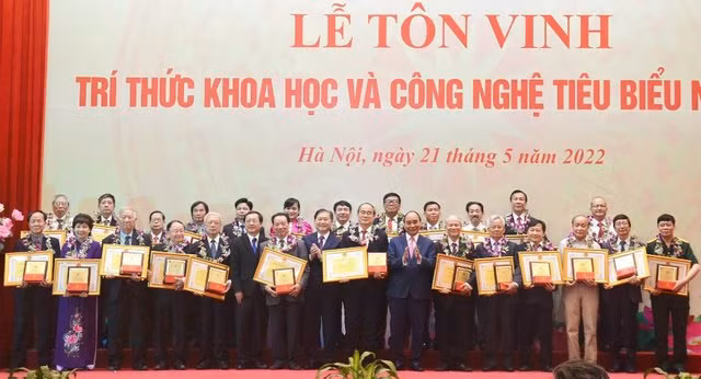 Chủ tịch nước Nguyễn Xuân Phúc; Chủ tịch Liên hiệp các Hội Khoa học và Kỹ thuật Việt Nam Phan Xuân Dũng và Bộ trưởng Bộ KH&CN Huỳnh Thành Đạt cùng các trí thức KH&CN tiêu biểu tại buổi lễ - Ảnh: VGP/HG