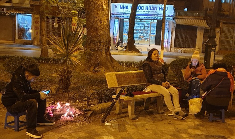 Trong vườn hoa Yec Xanh, quán trà cũng đốt lửa cho khách chống rét. Trong vườn hoa Yec Xanh, quán trà cũng đốt lửa cho khách chống rét.