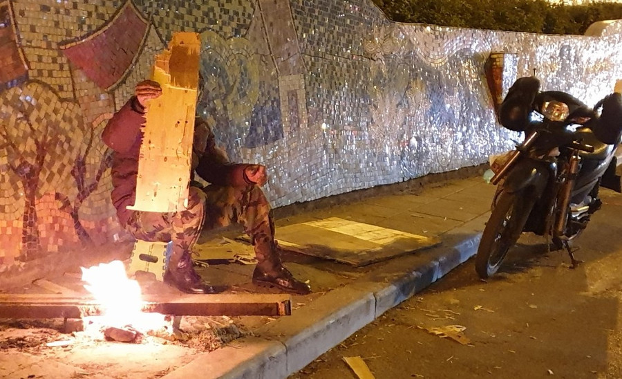 Bên kia lối xuống cầu Chương Dương, một bác xe ôm cũng chờ khách, bác ngại khi thấy nhà báo chụp ảnh đã che mặt vì sợ người thân nhận ra. Bên kia lối xuống cầu Chương Dương, một bác xe ôm cũng chờ khách, bác ngại khi thấy nhà báo chụp ảnh đã che mặt vì sợ người thân nhận ra.
