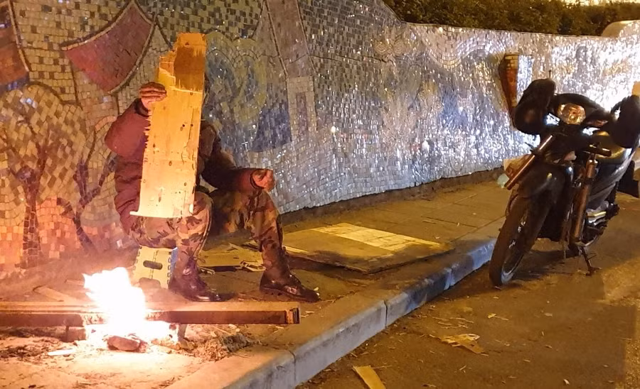 Bên kia lối xuống cầu Chương Dương, một bác xe ôm cũng chờ khách, bác ngại khi thấy nhà báo chụp ảnh đã che mặt vì sợ người thân nhận ra.