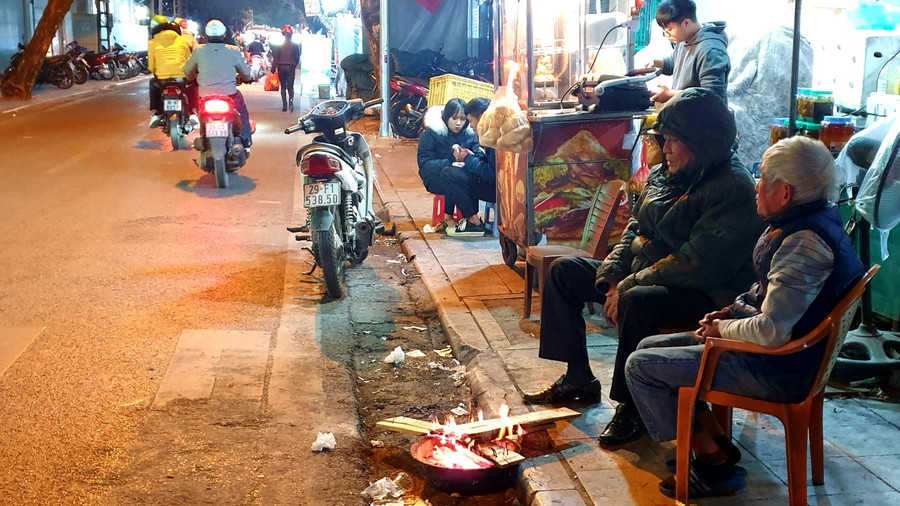 Người bán hàng và dân ở đầu phố Hàng Khoai cũng đốt lửa chống rét. Khi trên đường, mọi người muốn về thật nhanh để tìm một nơi ấm áp. Nhưng, những người lao động nghèo, đặc biệt là những người già vẫn lặng lẽ mưu sinh dù gió rét tê tái, vắng khách, đêm đã khuya. Ai cũng mong kiếm được ít tiền để chi tiêu cho cuộc sống, nhất là cái Tết đang sầm sập đến… Người bán hàng và dân ở đầu phố Hàng Khoai cũng đốt lửa chống rét. Khi trên đường, mọi người muốn về thật nhanh để tìm một nơi ấm áp. Nhưng, những người lao động nghèo, đặc biệt là những người già vẫn lặng lẽ mưu sinh dù gió rét tê tái, vắng khách, đêm đã khuya. Ai cũng mong kiếm được ít tiền để chi tiêu cho cuộc sống, nhất là cái Tết đang sầm sập đến…