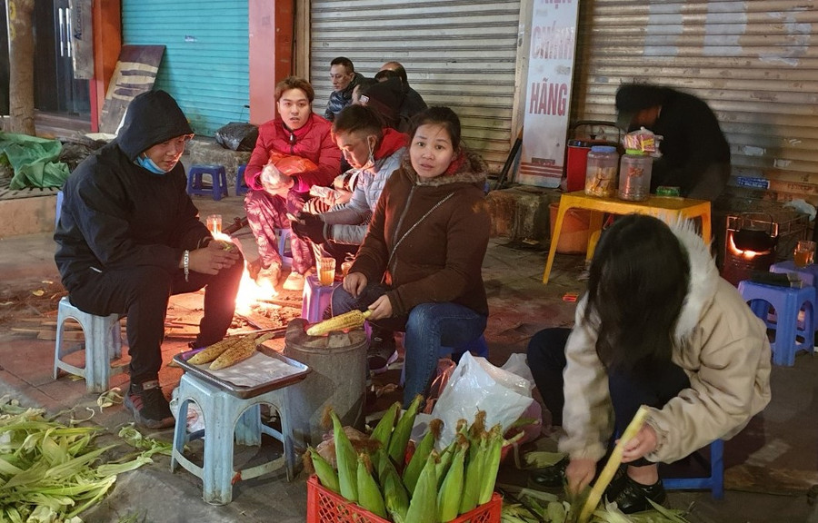 Hàng ngô nướng trên phố Tôn Đức Thắng như đông khách hơn nhờ đống lửa rực cháy. Hàng ngô nướng trên phố Tôn Đức Thắng như đông khách hơn nhờ đống lửa rực cháy.