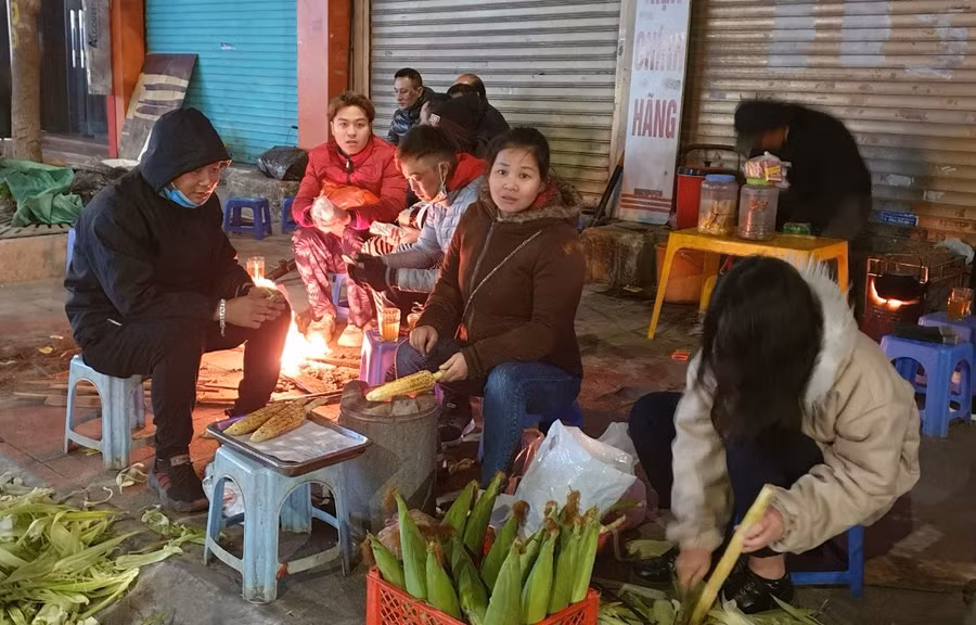 Hàng ngô nướng trên phố Tôn Đức Thắng như đông khách hơn nhờ đống lửa rực cháy.