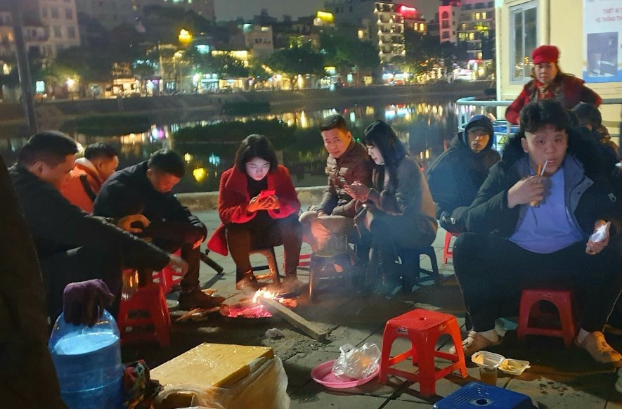 Tại quán nước chè trên phố Phạm Huy Thông, chị chủ quán cho biết không đốt lửa thì khách không ngồi, có lửa nhưng trời rét quá, chỉ toàn sinh viên đi chơi, ngồi cả tối cũng chỉ bán được gần 20 nghìn đồng. Tại quán nước chè trên phố Phạm Huy Thông, chị chủ quán cho biết không đốt lửa thì khách không ngồi, có lửa nhưng trời rét quá, chỉ toàn sinh viên đi chơi, ngồi cả tối cũng chỉ bán được gần 20 nghìn đồng.