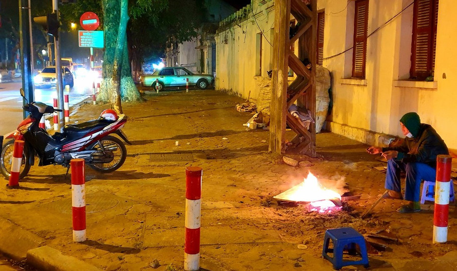Bác xe ôm trong lúc đợi khách cũng phải đốt đống lửa để chống lại giá rét. Bác xe ôm trong lúc đợi khách cũng phải đốt đống lửa để chống lại giá rét.