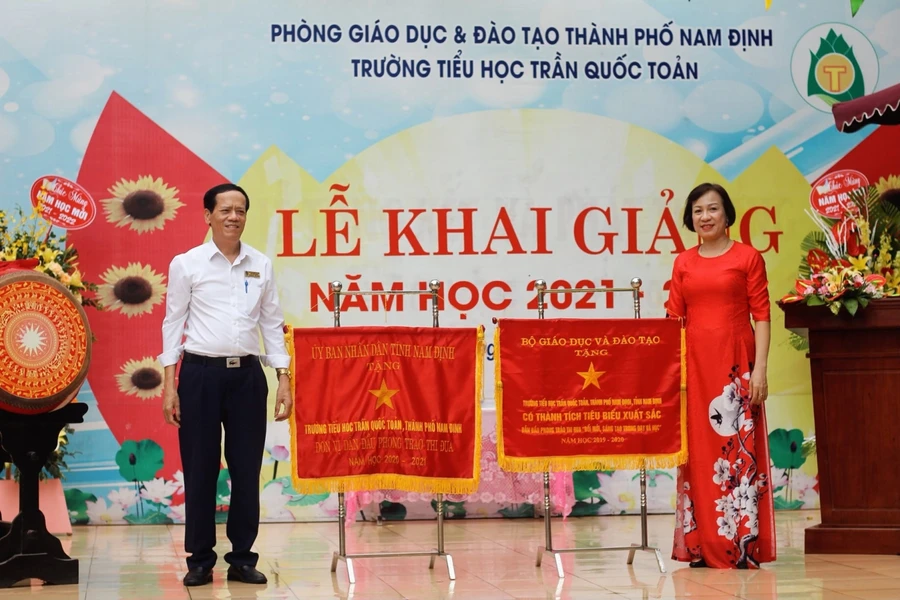 Cô Vũ Thu Hương trong lễ khai giảng năm học mới 2021 - 2022. 