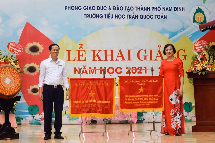Cô Vũ Thu Hương trong lễ khai giảng năm học mới 2021 - 2022. 