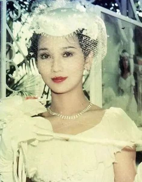 27 mỹ nhân tuyệt sắc Hong Kong mặc váy cưới tinh khôi, Lê Tư hay Châu Huệ Mẫn mới kinh diễm hơn cả? - Ảnh 8. 27 mỹ nhân tuyệt sắc Hong Kong mặc váy cưới tinh khôi, Lê Tư hay Châu Huệ Mẫn mới kinh diễm hơn cả? - Ảnh 8.