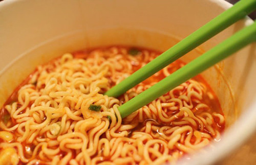 6 thực phẩm cha mẹ không nên cho con ăn vào buổi tối ảnh 1 Mỳ tôm không tốt cho bé khi ăn buổi tối