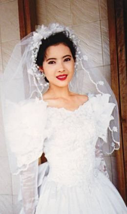 27 mỹ nhân tuyệt sắc Hong Kong mặc váy cưới tinh khôi, Lê Tư hay Châu Huệ Mẫn mới kinh diễm hơn cả? - Ảnh 20. 27 mỹ nhân tuyệt sắc Hong Kong mặc váy cưới tinh khôi, Lê Tư hay Châu Huệ Mẫn mới kinh diễm hơn cả? - Ảnh 20.