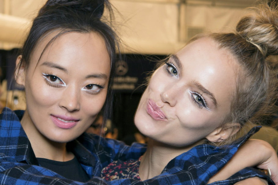 Bí quyết vẽ eyeliner màu trắng thật mảnh cho đôi mắt đẹp mê hồn ảnh 4 Empty