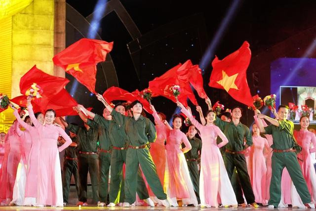 Một trong những tiết mục trong chương trình Khúc tráng ca hòa bình. Một trong những tiết mục trong chương trình Khúc tráng ca hòa bình.