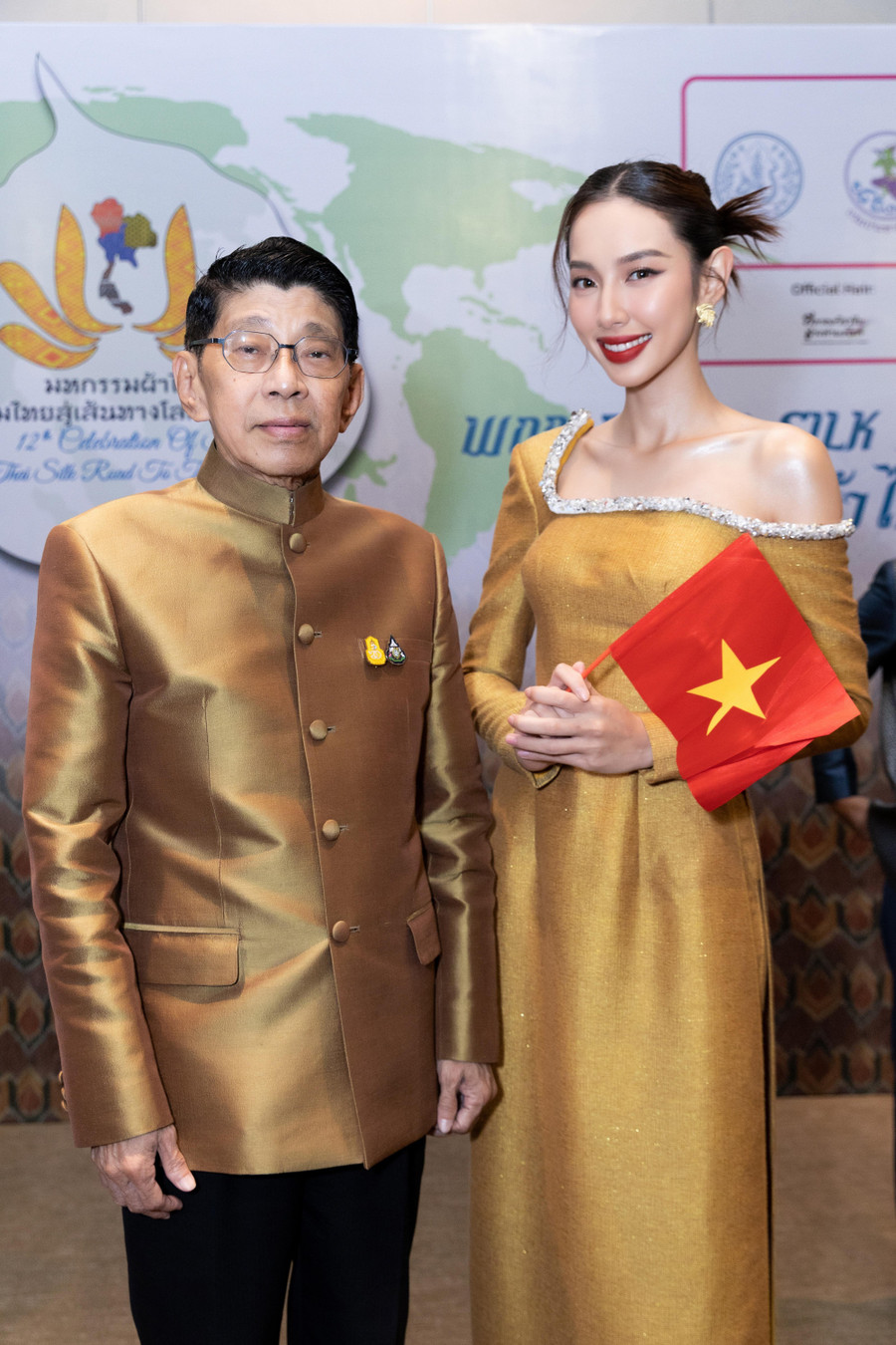 Thùy Tiên chụp ảnh lãnh đạo đạo cấp cao Thái Lan. Thùy Tiên chụp ảnh lãnh đạo đạo cấp cao Thái Lan.