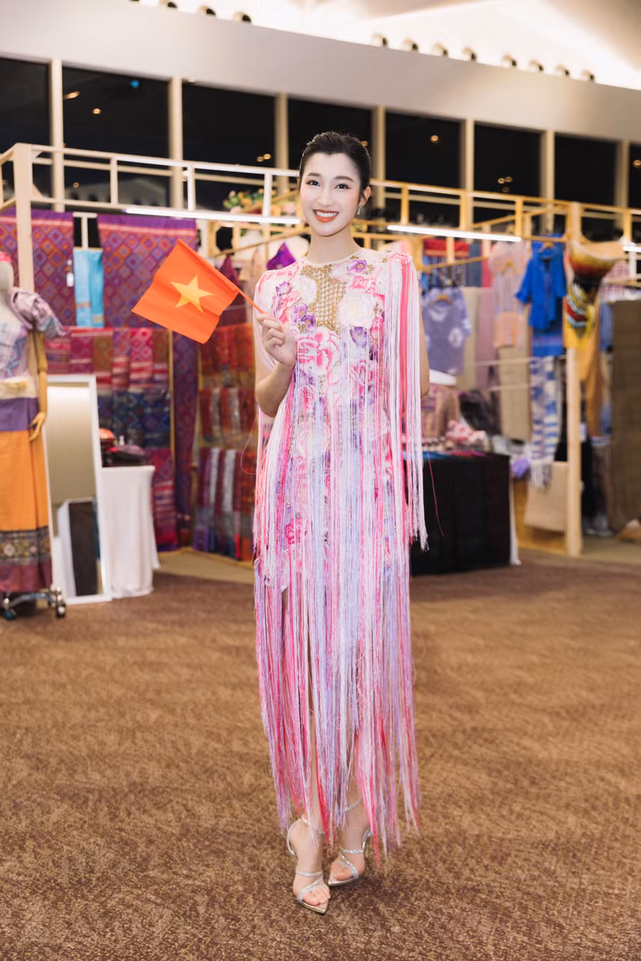 Á hậu Phương Nhi.