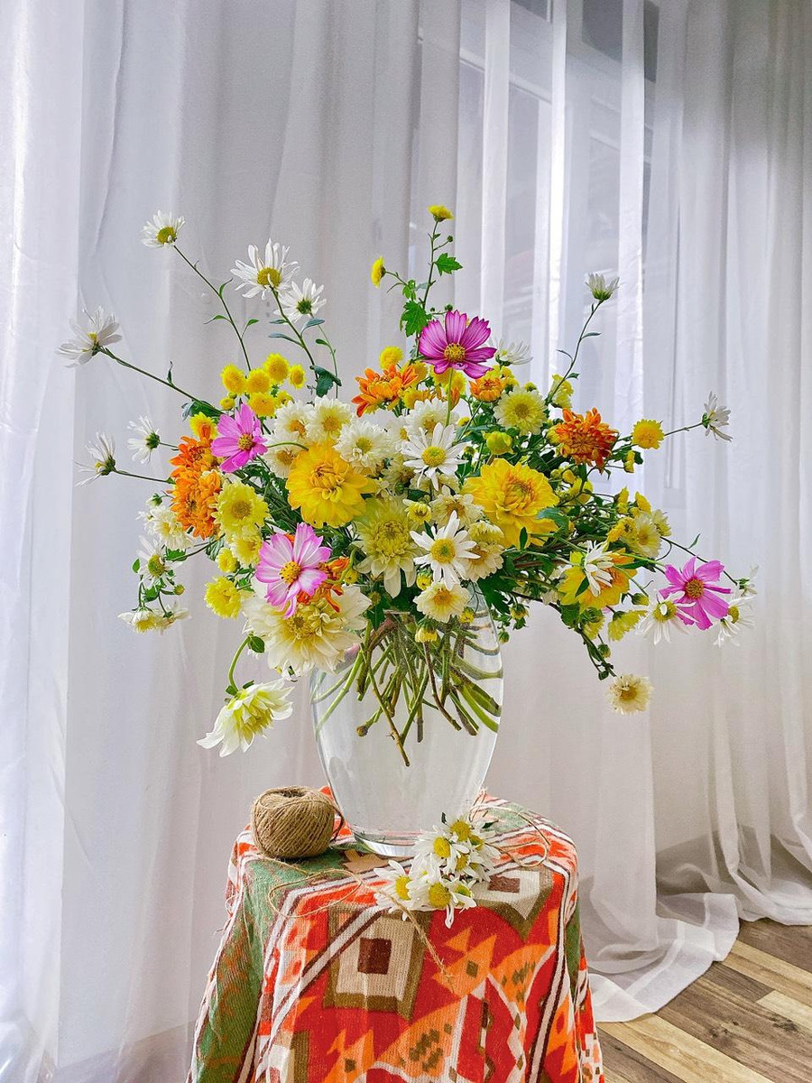 Bình hoa rộn ràng sắc xuân, mix giữa thược dược và nhiều loại hoa khác. Bình hoa rộn ràng sắc xuân, mix giữa thược dược và nhiều loại hoa khác.