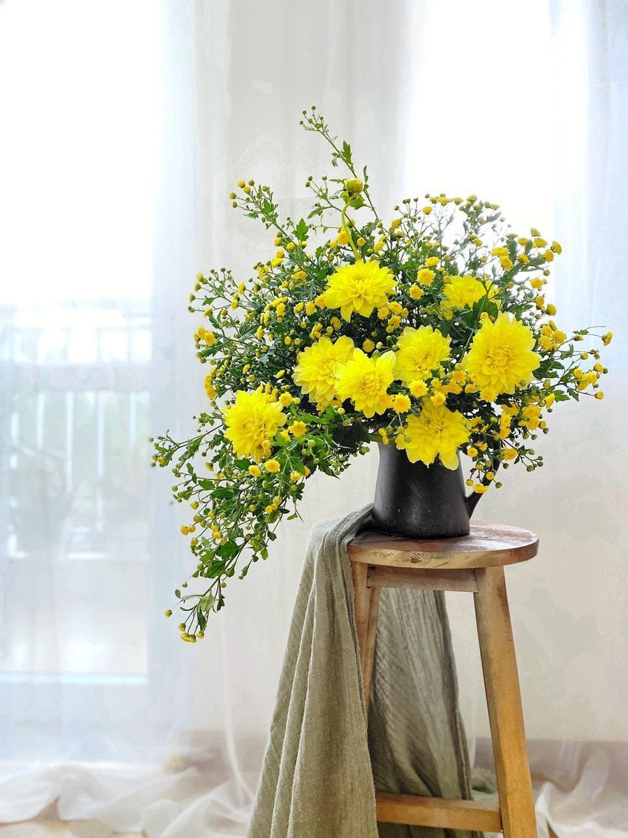 Thược dược vàng mĩ với hoa cúc chi. Thược dược vàng mĩ với hoa cúc chi.