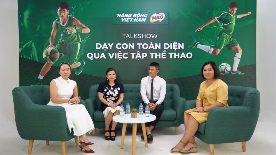 Các khách mời chia sẽ tại buổi Tại talkshow trực tuyến