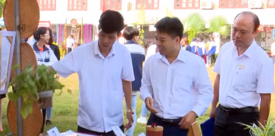 NGƯT Phùng Quốc Lập –PGĐ Sở GD&ĐT Phú Thọ và lãnh đạo các trường tham quan gian hàng