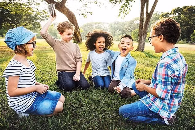 Tìm kiếm những người tốt và tránh những người không tốt là một kỹ năng sống cần thiết để con không kết giao với những người bạn xấu. (Ảnh: ITN)