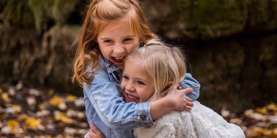 Bên ngoài giá trị của mái ấm gia đình, trẻ em cần tạo ra những kết nối để khiến chúng cảm thấy an toàn khi bước ra thế giới. (Ảnh: ITN).