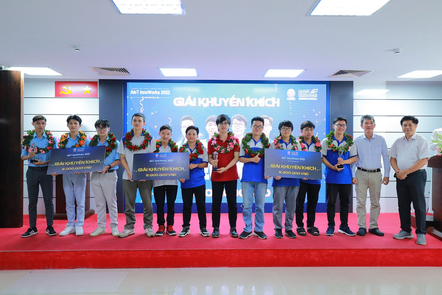 Các đội thi đạt giải Khuyến khích cuộc thi AIoT InnoWorks 2022.