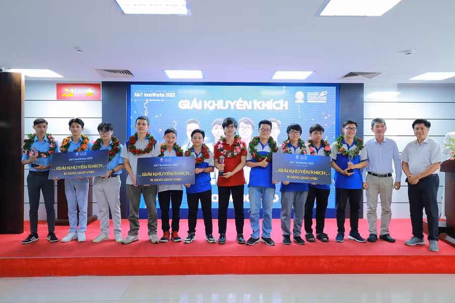 Các đội thi đạt giải Khuyến khích cuộc thi AIoT InnoWorks 2022.