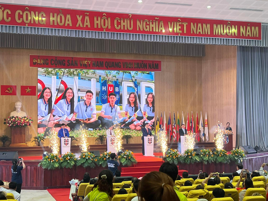 Ban giám hiệu HUB ấn nút ra mắt Cổng thông tin việc làm của trường. 