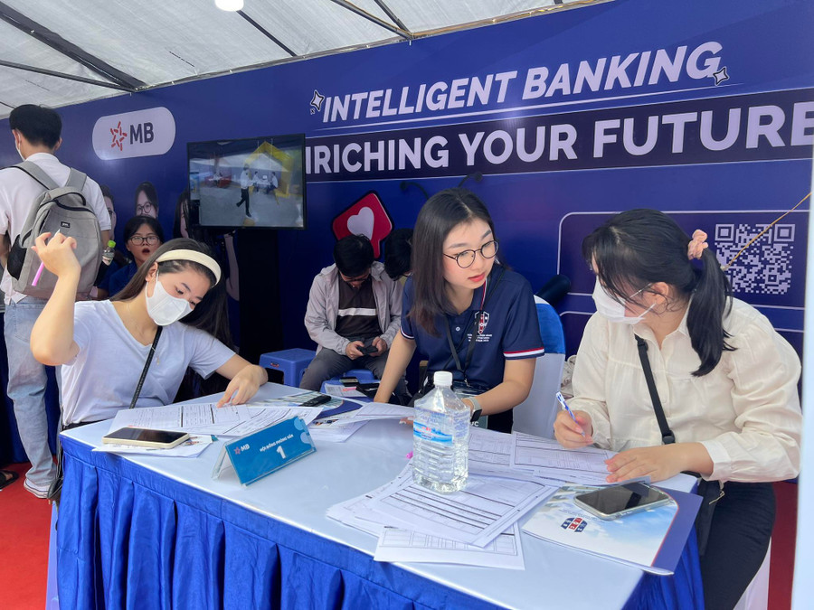 Sinh viên tham gia phỏng vấn, ứng tuyển tại một gian hàng của doanh nghiệp. Sinh viên tham gia phỏng vấn, ứng tuyển tại một gian hàng của doanh nghiệp.