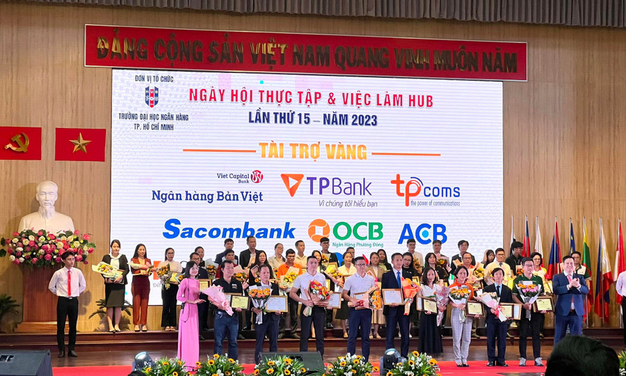 Ngày hội Thực tập và việc làm 2023 của HUB thu hút sự quan tâm của nhiều ngân hàng. Ngày hội Thực tập và việc làm 2023 của HUB thu hút sự quan tâm của nhiều ngân hàng.