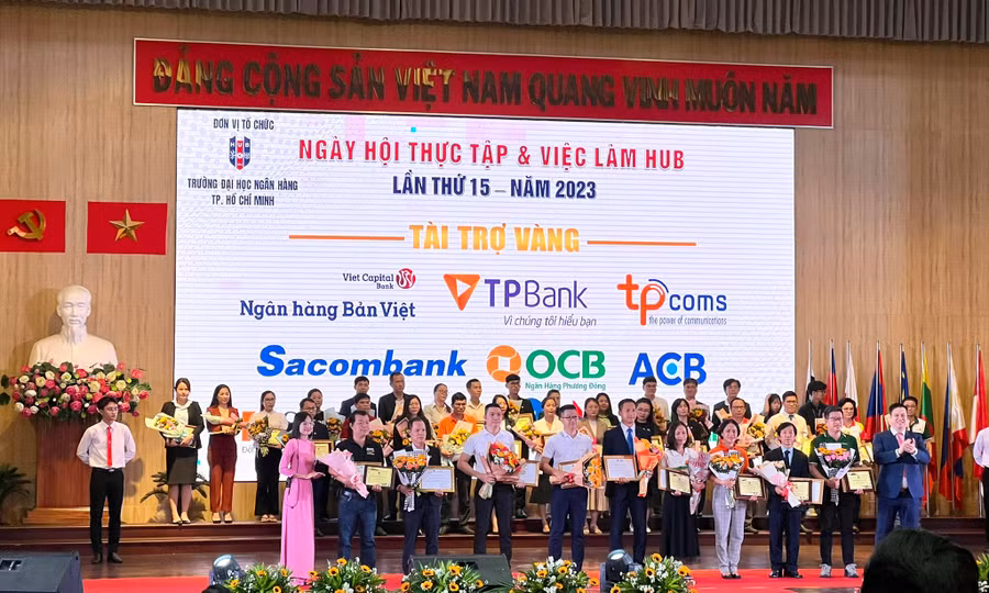 Ngày hội Thực tập và việc làm 2023 của HUB thu hút sự quan tâm của nhiều ngân hàng.