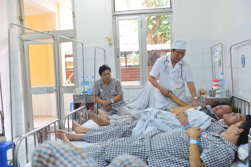 TS Nguyễn Đăng Mạnh thăm khám cho bệnh nhân điều trị sốt xuất huyết ở BV TƯQĐ 108.