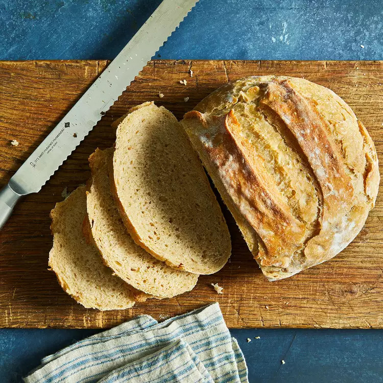 Bánh mì nguyên hạt chứa nhiều chất xơ hơn, hỗ trợ tiêu hóa và giúp bạn cảm thấy no lâu hơn. (Ảnh: ITN)