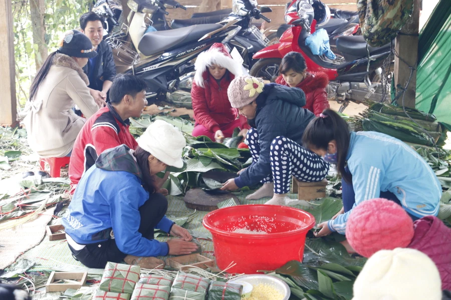 Thầy cô vùng cao nấu bánh chưng tặng học sinh đón Tết