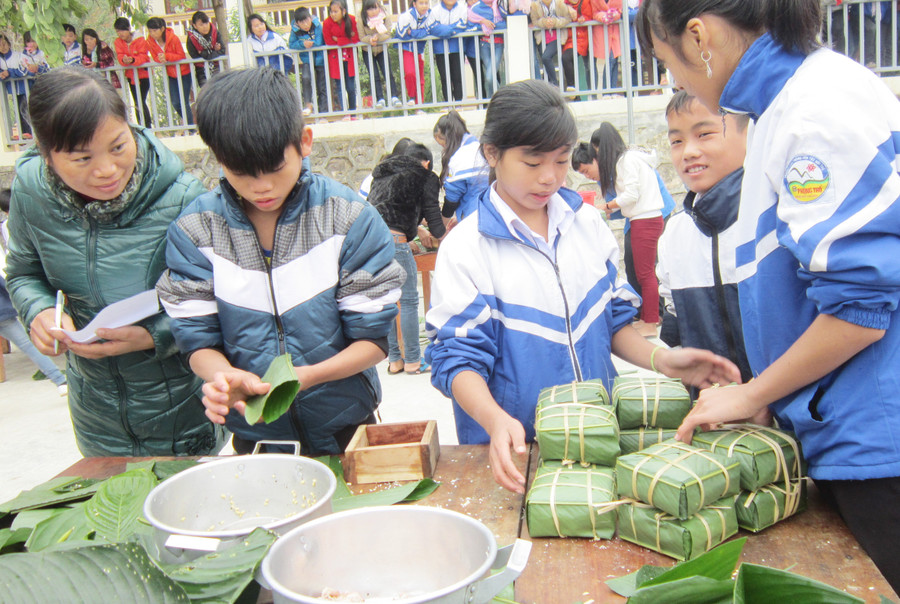 Những chiếc bánh chưng mang hơi ấm Tết cổ truyền đến với HS vùng cao
