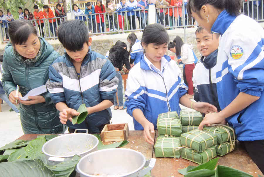 Những chiếc bánh chưng mang hơi ấm Tết cổ truyền đến với HS vùng cao
