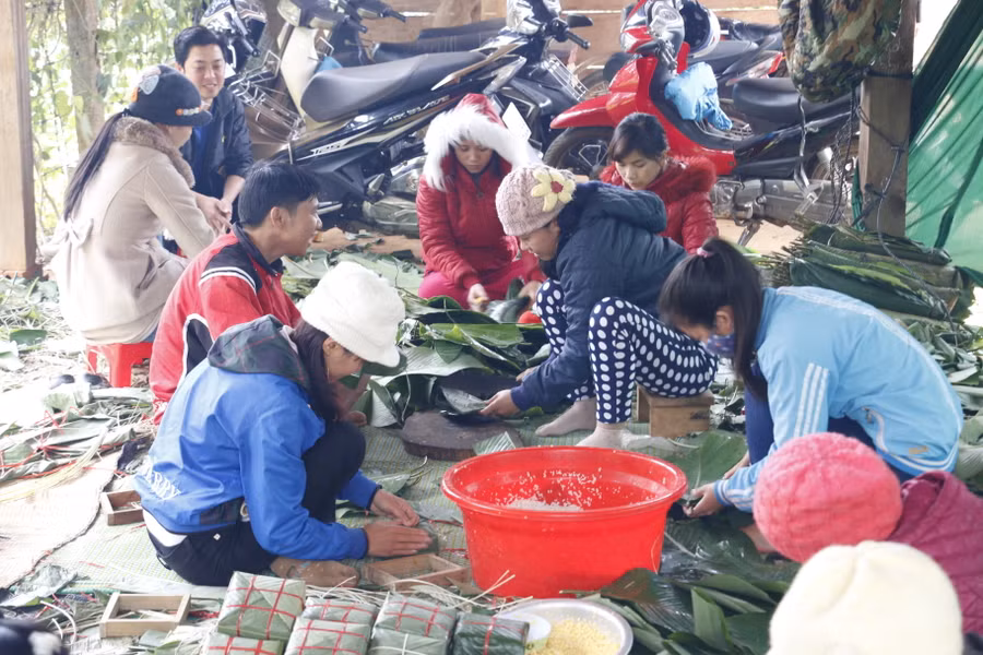 Thầy cô vùng cao nấu bánh chưng tặng học sinh đón Tết