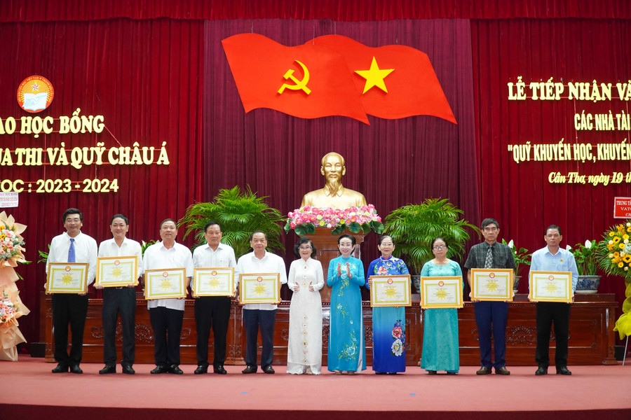 PGS.TS Trương Thị Hiền, Phó Chủ tịch Trung ương Hội Khuyến học Việt Nam trao tặng Bằng khen cho các tổ chức, cá nhân tài trợ đóng góp cho quỹ khuyến học thành phố năm 2023. PGS.TS Trương Thị Hiền, Phó Chủ tịch Trung ương Hội Khuyến học Việt Nam trao tặng Bằng khen cho các tổ chức, cá nhân tài trợ đóng góp cho quỹ khuyến học thành phố năm 2023.