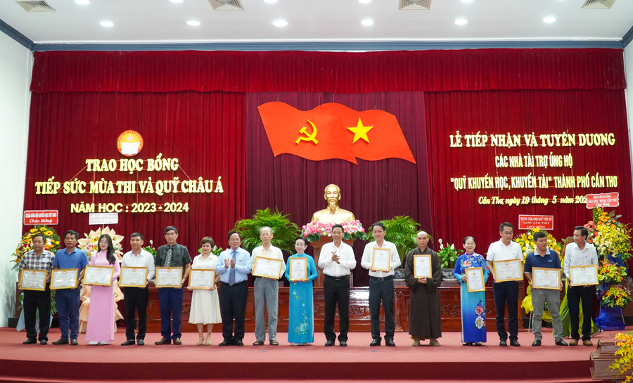 Cần Thơ tuyên dương các cá nhân, tổ chức đóng góp, ủng hộ quỹ khuyến học khuyến tài. Cần Thơ tuyên dương các cá nhân, tổ chức đóng góp, ủng hộ quỹ khuyến học khuyến tài.