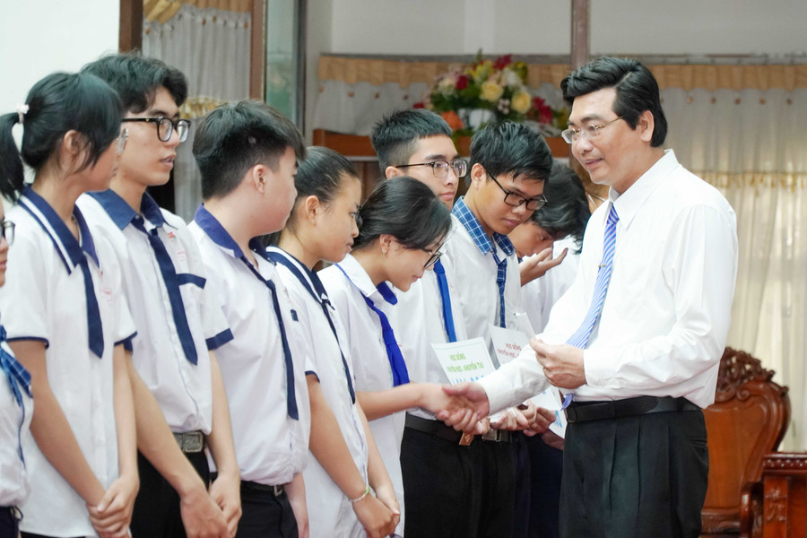 Ông Trần Thanh Bình, Giám đốc Sở GD&ĐT trao tặng học bổng cho các em học sinh. Ông Trần Thanh Bình, Giám đốc Sở GD&ĐT trao tặng học bổng cho các em học sinh.