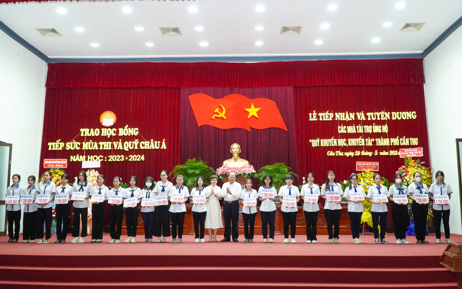 Quỹ Châu Á cũng đã trao tặng 101 suất học bổng cho nữ sinh THPT tại TP Cần Thơ. Quỹ Châu Á cũng đã trao tặng 101 suất học bổng cho nữ sinh THPT tại TP Cần Thơ.