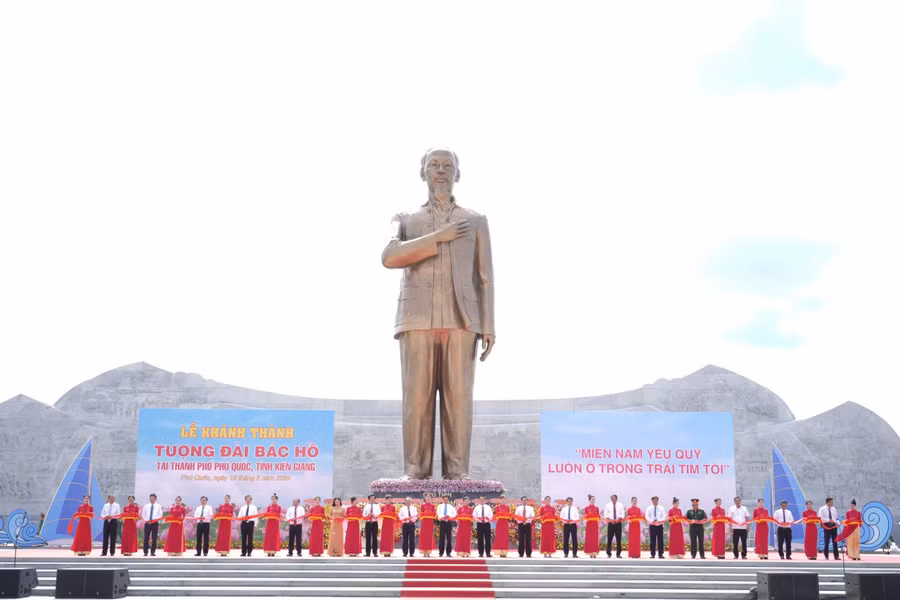 Lễ khánh thành tượng đài Bác Hồ tại TP Phú Quốc diễn ra đúng vào dịp kỷ niệm 134 năm Ngày sinh của Bác.