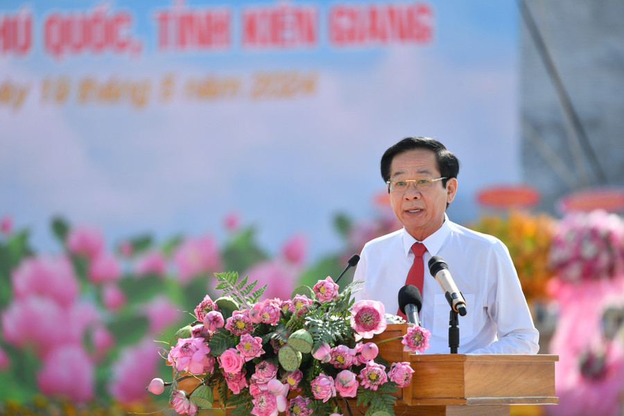 Ông Đỗ Thanh Bình, Bí thư Tỉnh ủy Kiên Giang đọc diễn văn tại buổi lễ khánh thành. Ông Đỗ Thanh Bình, Bí thư Tỉnh ủy Kiên Giang đọc diễn văn tại buổi lễ khánh thành.