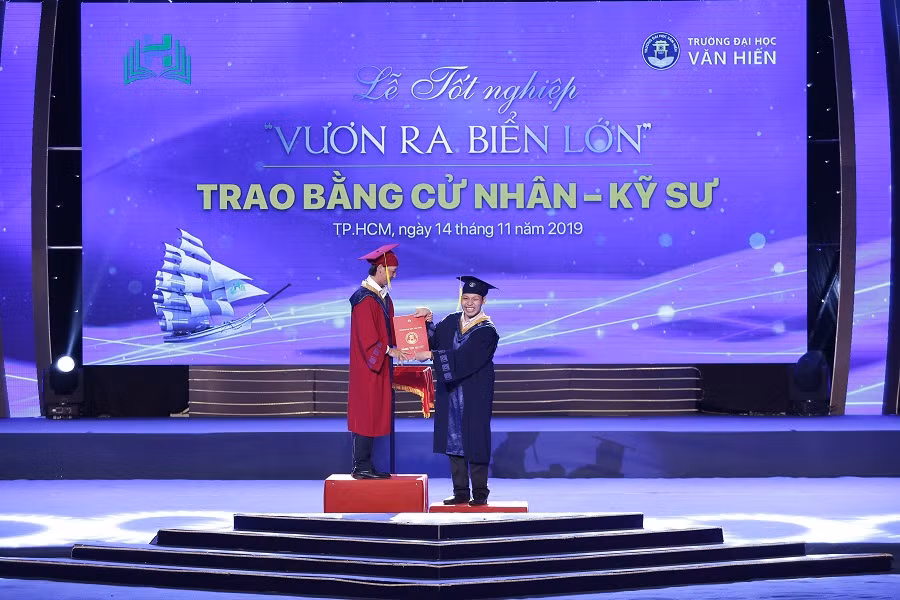 Nụ cười rạng ngời hạnh phúc của Phan Tích Thiện khi đón nhận tấm bằng cử nhân Xã hội học từ nhà trường