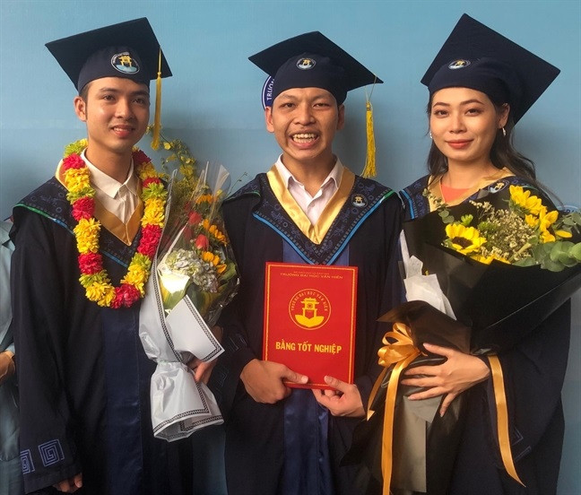 Phan Tích Thiện bên bạn bè trong ngày vui tốt nghiệp Phan Tích Thiện bên bạn bè trong ngày vui tốt nghiệp