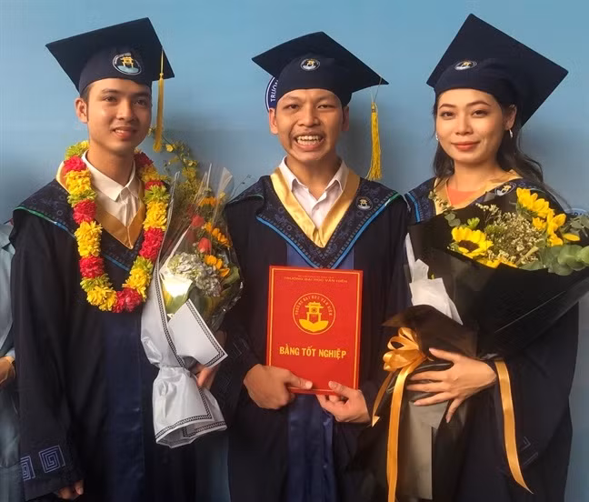 Phan Tích Thiện bên bạn bè trong ngày vui tốt nghiệp