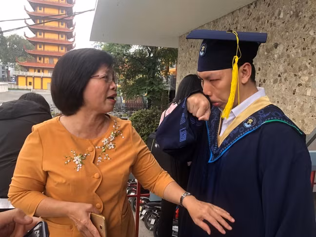 Phan Tích Thiện xúc động khi gặp lại cô giáo cũ của mình Phan Tích Thiện xúc động khi gặp lại cô giáo cũ của mình