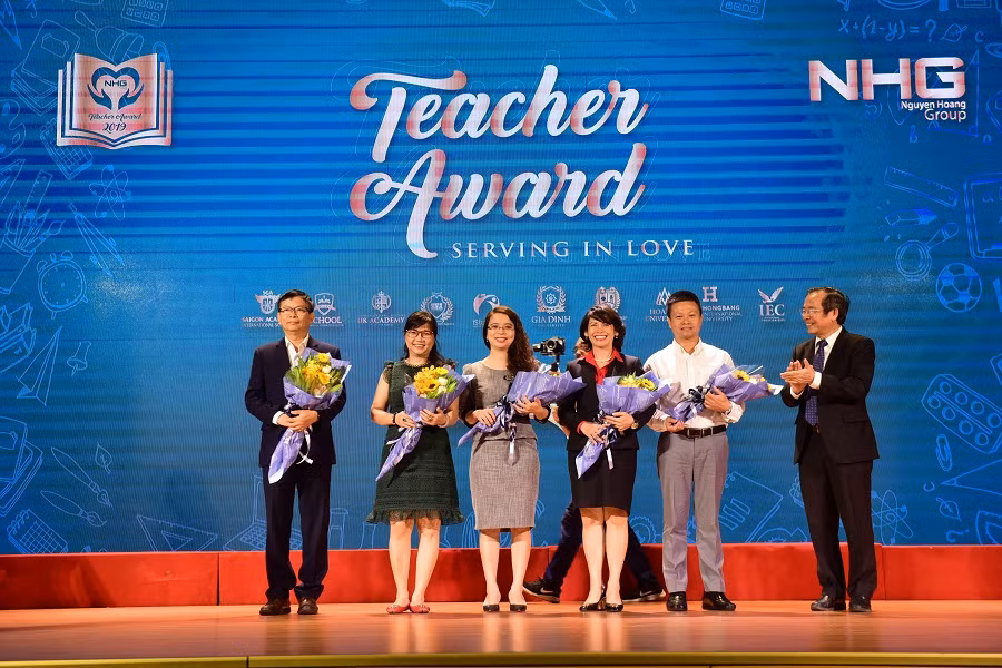 TS. Đỗ Mạnh Cường-Phó Tổng Giám đốc NHG trao hoa cho Ban giám khảo cuộc thi thuyết trình của giáo viên