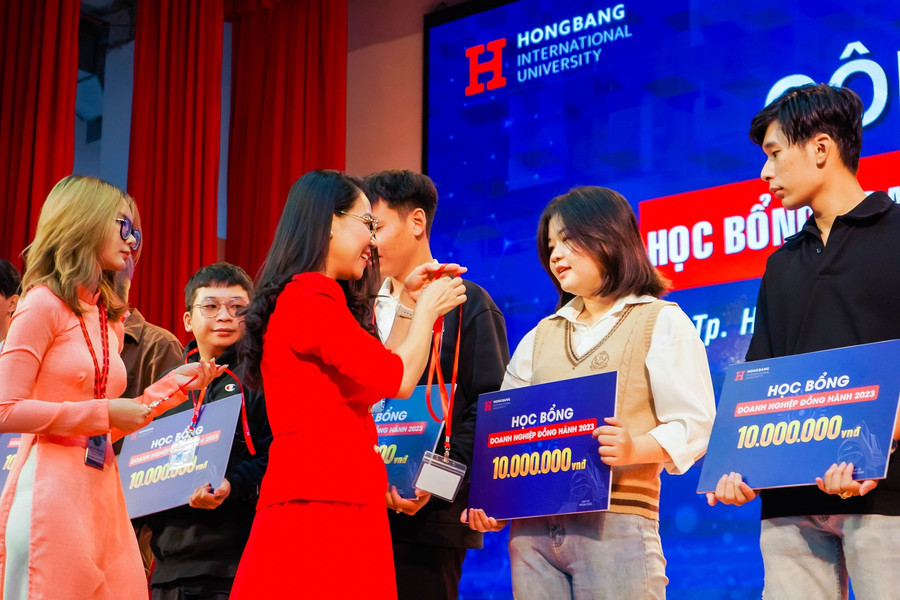 Những suất học bổng Doanh nghiệp Đồng hành đầu tiên được trao đến cho các thí sinh. Những suất học bổng Doanh nghiệp Đồng hành đầu tiên được trao đến cho các thí sinh.