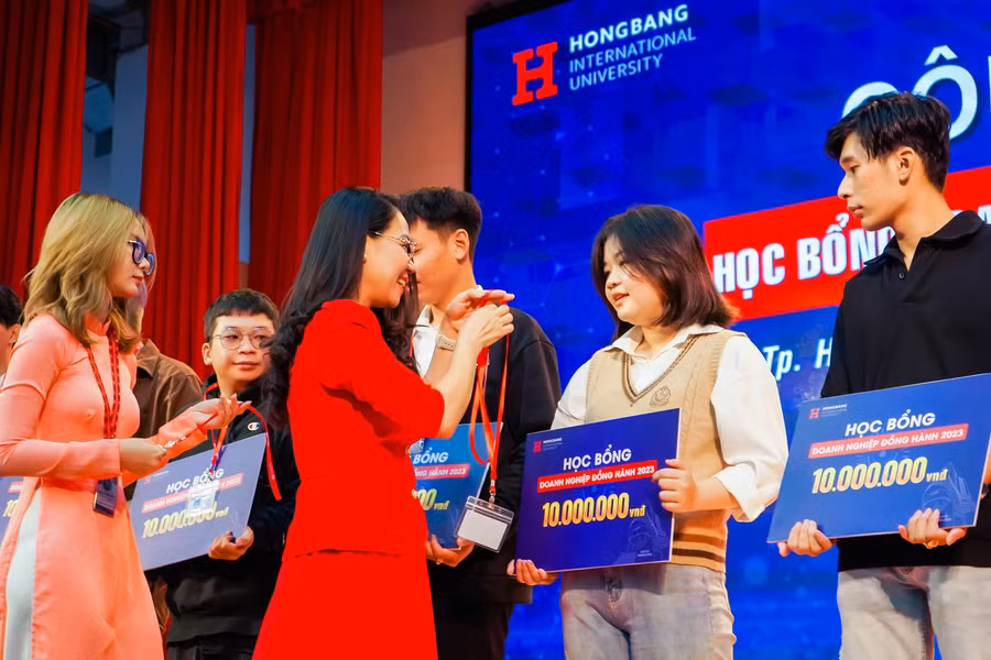 Những suất học bổng Doanh nghiệp Đồng hành đầu tiên được trao đến cho các thí sinh.